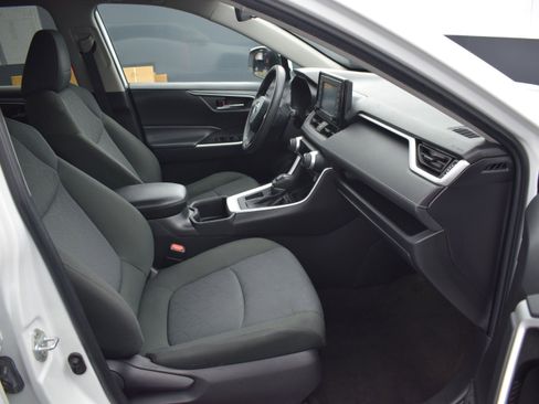 Used 2022 Toyota RAV4 XLE FWD image 10