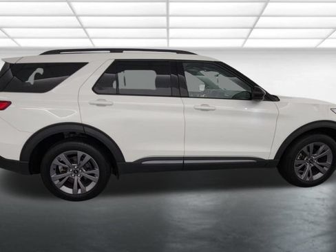 Used 2024 Ford Explorer XLT w/ Equipment Group 202A AWD/4WD image 9