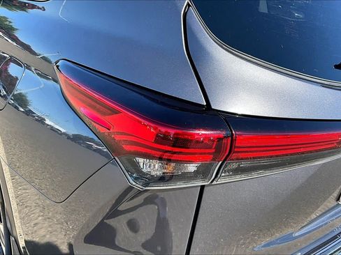 Used 2022 Toyota Highlander XLE FWD image 28