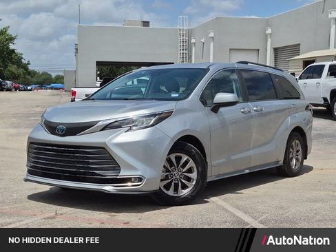 Used 2021 Toyota Sienna XLE FWD image 1