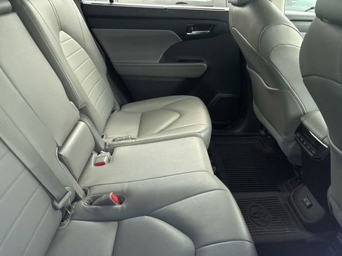 Used 2023 Toyota Highlander XLE AWD/4WD image 8