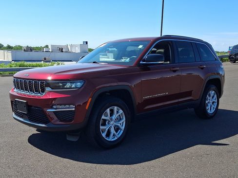 Certified 2024 Jeep Grand Cherokee Limited AWD/4WD image 3