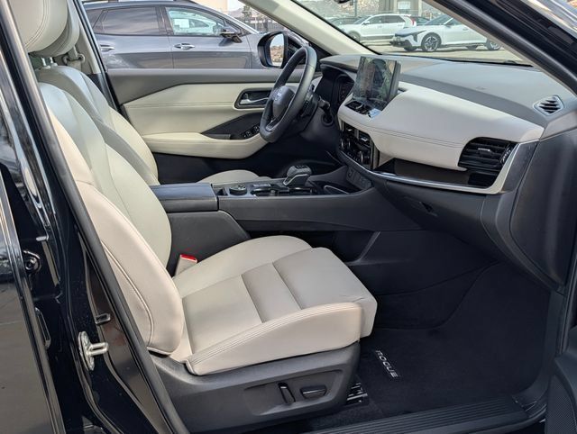 Used 2025 Nissan Rogue SL AWD/4WD image 9