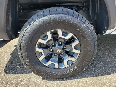 Used 2022 Toyota Tacoma TRD Off-Road w/ Technology Package AWD/4WD image 12