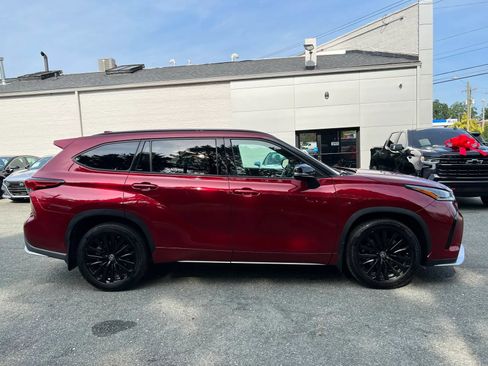 Used 2023 Toyota Highlander XSE FWD image 3