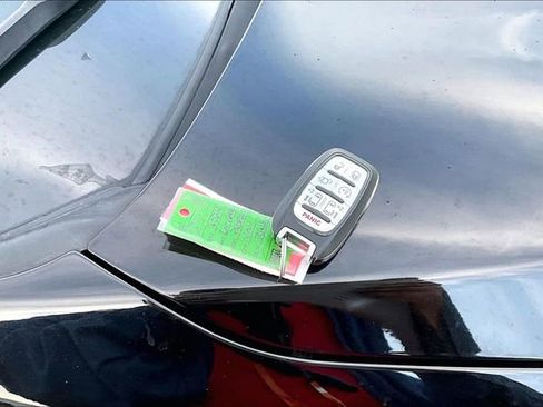 Used 2024 Chrysler Pacifica Touring-L image 10