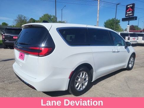 Used 2023 Chrysler Pacifica Touring-L FWD image 9