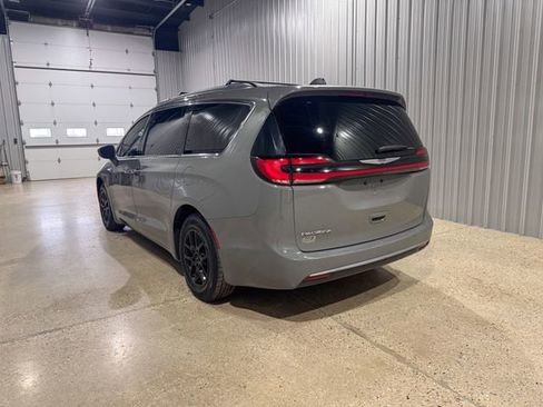 Used 2022 Chrysler Pacifica Touring-L image 3