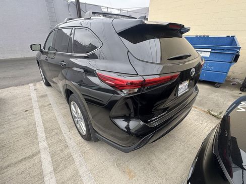 Used 2023 Toyota Highlander Limited FWD image 3