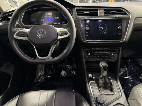 Used 2024 Volkswagen Tiguan SE w/ Panoramic Sunroof Package AWD/4WD image 24