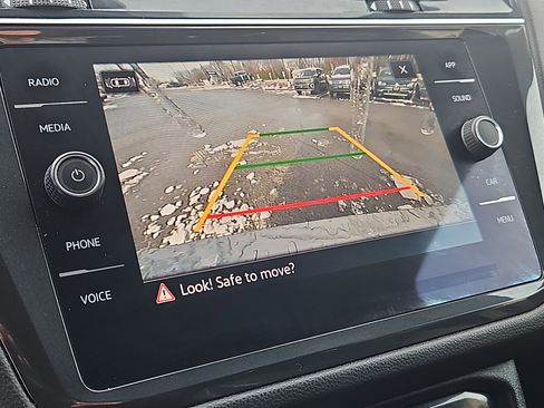 Certified 2022 Volkswagen Tiguan SE image 9