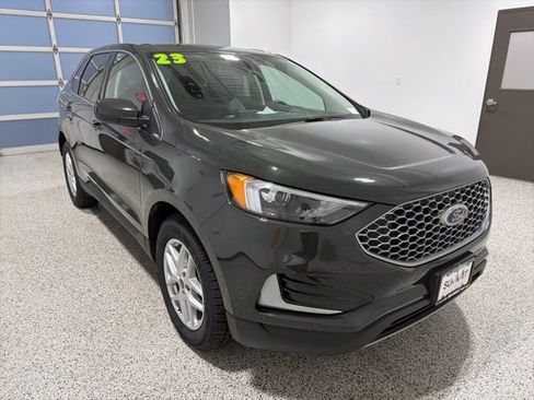 Used 2023 Ford Edge SEL image 3
