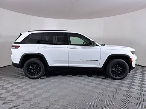 New 2025 Jeep Grand Cherokee Altitude image 16