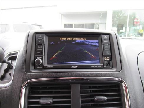 Used 2018 Dodge Grand Caravan SE w/ UConnect Hands-Free Group image 22