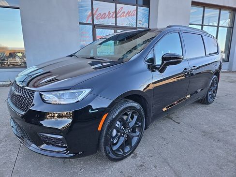 New 2026 Chrysler Pacifica Select w/ S Appearance Package image 2
