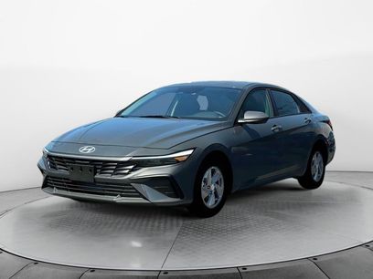 New 2025 Hyundai Elantra SE