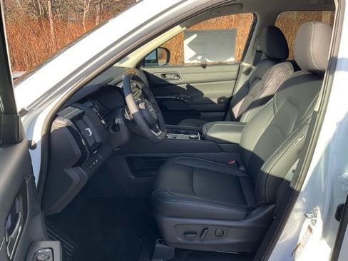 New 2025 Nissan Pathfinder SV image 13
