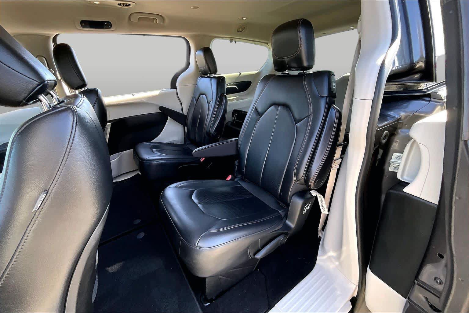 Used 2018 Chrysler Pacifica Touring-L FWD image 20