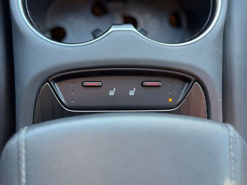 Used 2022 Toyota Venza XLE image 17