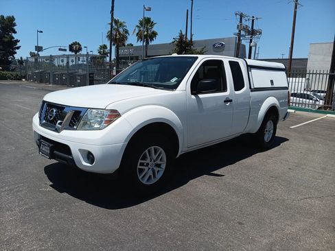 Used 2015 Nissan Frontier SV RWD image 3