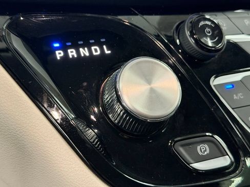 Used 2023 Chrysler Pacifica Touring-L FWD image 31