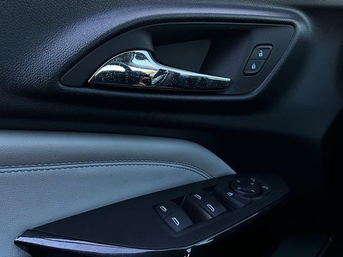 Used 2025 Chevrolet Trax LT w/ LT Convenience Package image 18