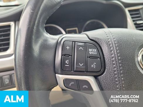 Used 2019 Toyota Highlander XLE image 12