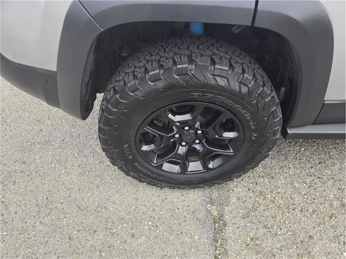 Used 2019 Jeep Cherokee Trailhawk image 9