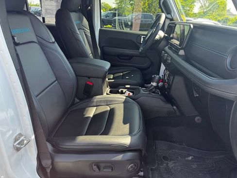 Used 2025 Jeep Wrangler Unlimited Rubicon 4xe AWD/4WD image 14