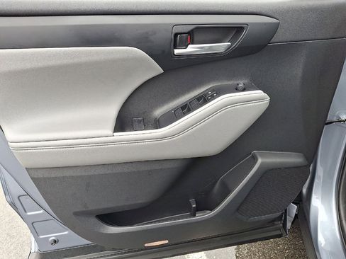 Used 2023 Toyota Highlander XLE image 10