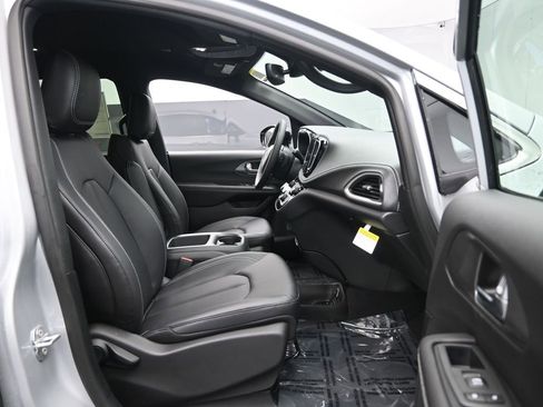 New 2026 Chrysler Pacifica Select image 26