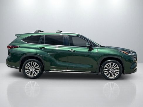 Used 2024 Toyota Highlander Platinum FWD image 4