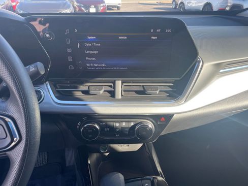 Used 2025 Chevrolet Trax LT image 18