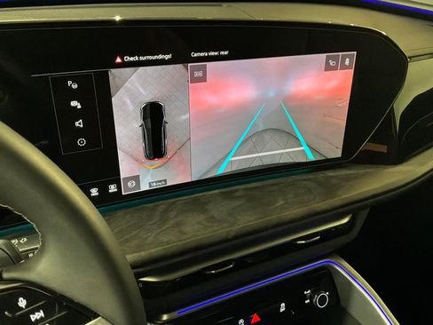 Used 2025 Audi Q5 Premium w/ Convenience Package image 4