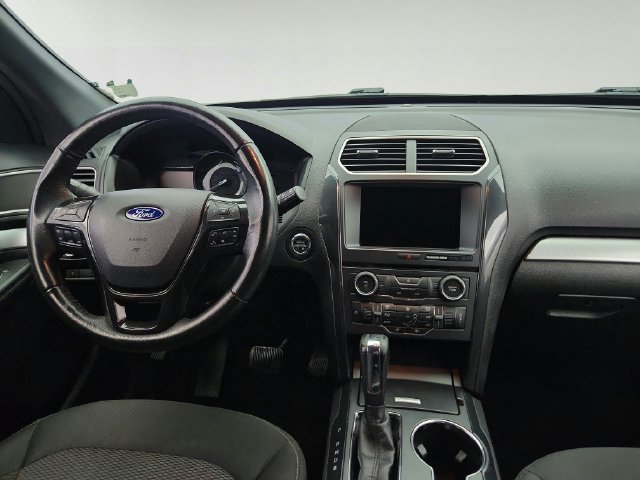 Used 2017 Ford Explorer XLT w/ Equipment Group 201A AWD/4WD image 24