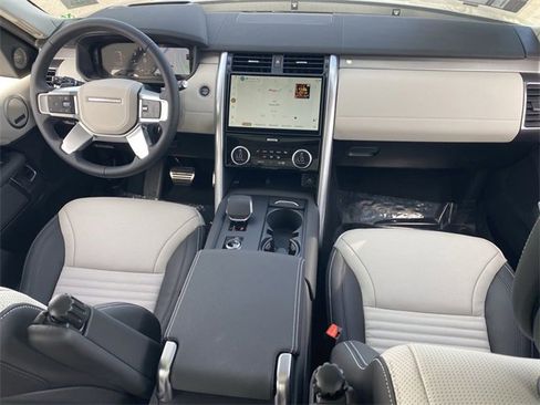Used 2025 Land Rover Discovery Dynamic SE image 14