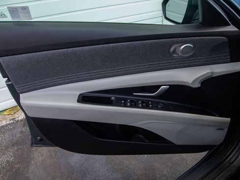 Used 2024 Hyundai Elantra Limited FWD image 11