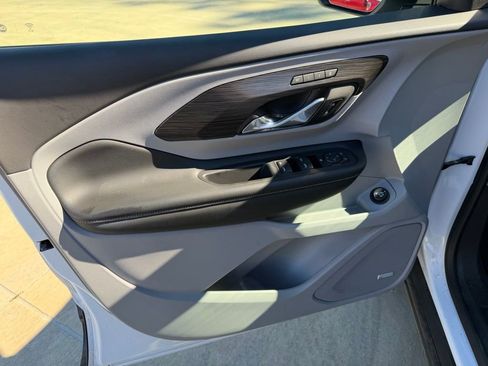 Used 2024 GMC Terrain SLT w/ Infotainment Package II image 12