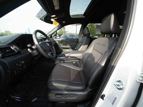 Used 2025 Honda Passport Black Edition image 9
