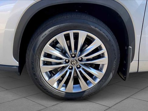 Used 2025 Toyota Highlander Platinum image 9
