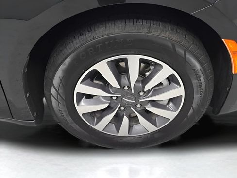 Used 2023 Chrysler Pacifica Touring-L FWD image 41