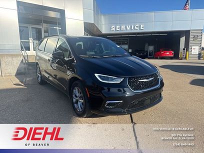 Used 2026 Chrysler Pacifica Select