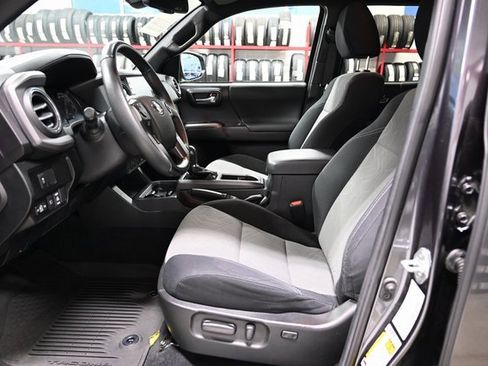 Used 2022 Toyota Tacoma TRD Off-Road image 10