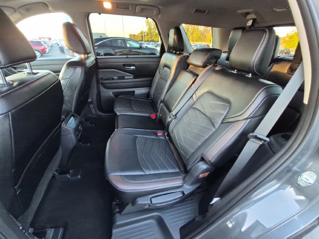 Used 2024 Nissan Pathfinder Platinum w/ Cargo Package AWD/4WD image 25