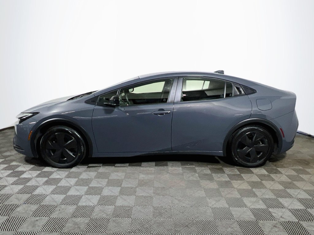 Certified 2025 Toyota Prius LE FWD image 4