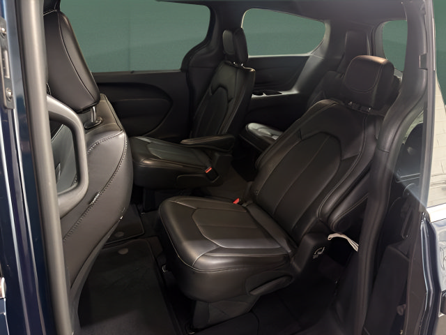 Used 2025 Chrysler Pacifica Select FWD image 12