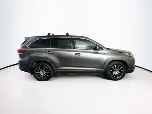 Used 2018 Toyota Highlander SE FWD image 10