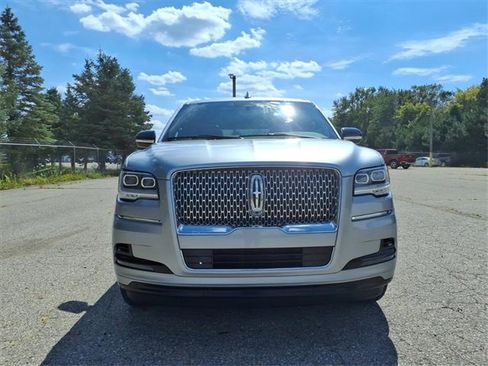 Used 2024 Lincoln Navigator Premiere image 2