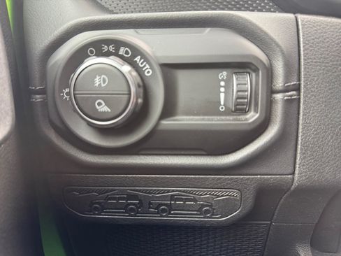 Used 2025 Jeep Gladiator Rubicon w/ Convenience Group AWD/4WD image 9