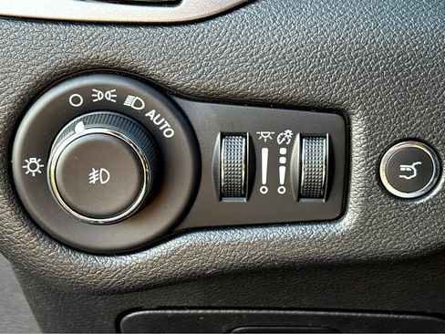 Used 2020 Jeep Cherokee Limited image 11